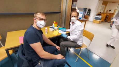 Stefan Bauer (links) ließ sich beim Impftermin in Emersacker von  Dr. Christian Timm die Spritze verabreichen.