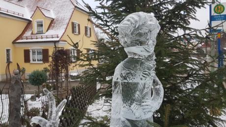 Eisskulpturen schmücken seit dieser Woche den Platz um den Weihnachtsbaum in Baar. Der Eiskünstler Klaus Grunenberg nutzt die kalten Tage und stellt einige Eisskulpturen nach und nach um den Baarer Weihnachtsbaum bei der Grundschule auf.
