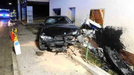 In Wattenweiler verlor ein Fahranfänger die Kontrolle über sein Auto und prallte mit seinem Wagen gegen eine Hauswand.