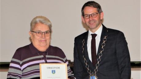 Bürgermeister Marcus Knoll bedankte sich bei der Gemeindearbeiterin Margit Walter für 50 Jahre treue Dienste für die Gemeinde.