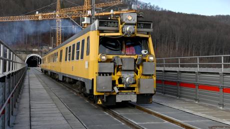 Ein dunkelgelber Dieseltriebzug pendelt am Montag und Dienstag zwischen Ulm und Wendlingen.