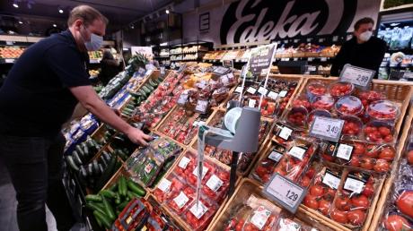 Bei Obst und Gemüse haben Kundinnen und Kunden im Supermarkt in Neusäß-Steppach die Wahl: In Plastik oder Papier verpackt, lose ins mitgebrachte Mehrwegnetz, oder ganz ohne Verpackung.