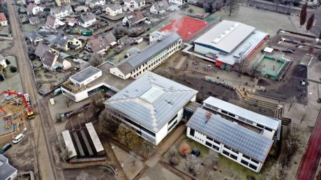 Ohne EEG-Förderung ist eine Photovoltaik-Anlage auf dem Dach der Hermann-Köhl-Schule für die Betreiberfirma nicht mehr wirtschaftlich. Trotzdem soll sie weiterbetrieben werden. 