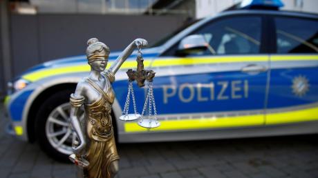 Eine Reinigungskraft soll im westlichen Landkreis Augsburg Schmuck und Bargeld gestohlen haben. 