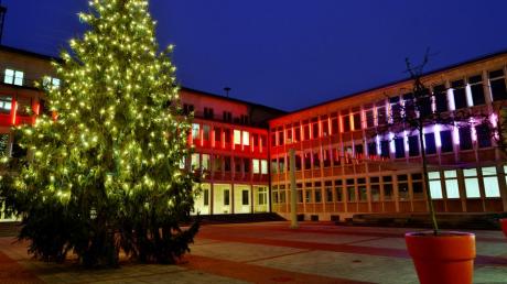 Eine Lichtinstallation schmückt bis 6. Januar das Neu-Ulme Rathaus.