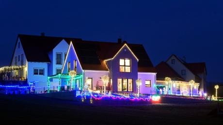 Das Ehepaar Beise schmückt sein Haus mit vielen Weihnachtslichtern.