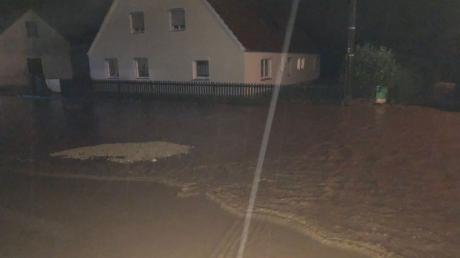 Über die Hänge und die Riedgasse schossen 2018 die Wassermassen zur Wörnitzstraße in Heroldingen hinab – und sorgten für Überschwemmungen.