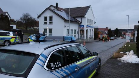 Unbekannte haben den Geldautomaten der Raiffeisenbank Mittelschwaben in Breitenthal mit brachialer Gewalt aufgebrochen. Polizei und Feuerwehr waren im Einsatz.