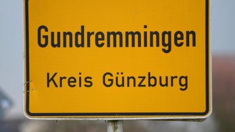 In Gundremmingen. hat ein bislang unbekannter Fahrer eine Straßenlaterne beschädigt, ohne dass dies gemeldet worden wäre. Die Polizei ermittelt. 