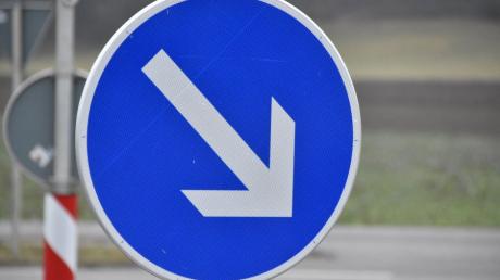 Ein Autofahrer ist in Ichenhausen auf eine Verkehrsinsel geraten und gegen ein Verkehrszeichen geprallt. 
