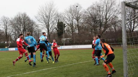 Im Stadtderby behielt der FC Königsbrunn (rote Trikots) gegen den TSV Königsbrunn zweimal die Oberhand. 