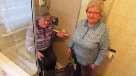 Annemarie Uhrle kümmert sich um ihre Schwester Erna in einer Wohnung in Neusäß. Jetzt wurde das Bad so umgebaut, dass das Duschen für die gehbehinderte Frau  alleine möglich ist.