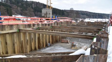 Aktuell wird noch gebaut in der von Spundwänden umsäumten Baugrube bei Engetried: Dort soll das Durchlass-Bauwerk erstellt werden, das später die Wassermassen bei einem Hochwasser drosselt.