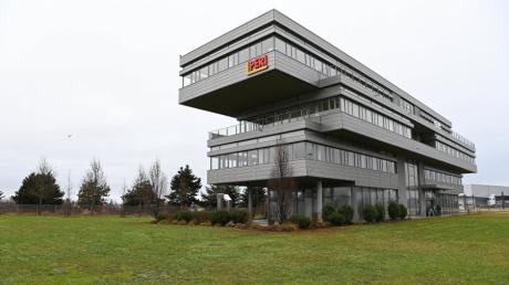 Das ehemalige Peri Verwaltungsgebäude in Günzburg an der A8 auf dem Kimmerle-Areal. Gerüchten zufolge plant der Landkreis Günzburg den Kauf des Gebäudes. Seit einem Jahr wird es als Impfzentrum angemietet. 
