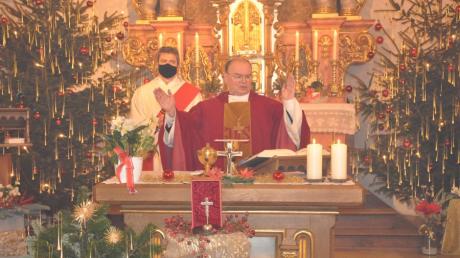 Während des Festgottesdienstes betete Bischof Betram vor dem Reliquienkreuz und erteilte mit ihm erstmals den Segen. Links Diakon Professor  Dr. Norbert Scheule.