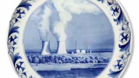Schon kurios: ein Teller mit dem Motiv des Atomkraftwerks Gundremmingen. 
