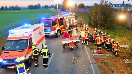 Bei mehreren schweren Verkehrsunfällen wie hier bei Mittelstetten musste die Feuerwehr Schwabmünchen 2021 Menschen aus Fahrzeugwracks befreien.