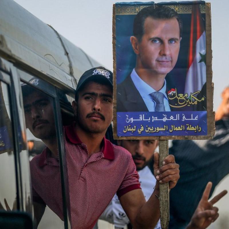 Ein Syrer hält ein Bild des syrischen Präsidenten al-Assad aus einem Fahrzeug, während er und weitere Wähler sich auf den Weg machen, um ihre Stimmen bei der ersten Phase der syrischen Präsidentschaftswahlen in der syrischen Botschaft abzugeben. Vor der syrischen Präsidentschaftswahl am 26. Mai hat in den Botschaften im Ausland die Stimmabgabe begonnen. +++ dpa-Bildfunk +++