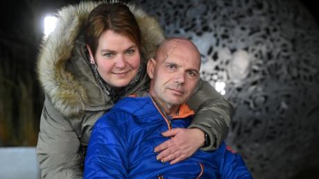 Matthias Mehr musste nach einer Herpesvirenerkarnkung im Gehirn mehrfach operiert werden. Er lebt seitdem in seiner Welt. Seine Frau Kerstin ist liebevoll an seiner Seite.