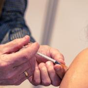 Eine Frau aus dem Ries dachte, dass sie beim Wemdinger Hausarzt eine Impfung gegen das Coronavirus bekommen hat.