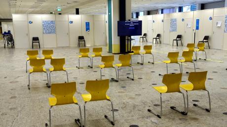 Große Halle, leere Stühle: Im Augsburger Impfzentrum werden kaum noch Corona-Impfungen verabreicht.