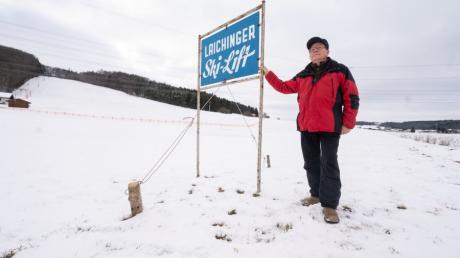 Kurt Pöhler, Betreiber des Skilifts in Laichingen, steht neben einem Schild, das auf den Skilift hinweist. Mangelnder Schnee und strenge Corona-Auflagen erschweren das Geschäft. 