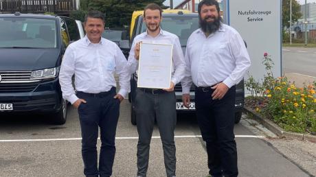 Raphael Grubert (Mitte) ist Automobilkaufmann und Kammersieger der Handwerkskammer in Schwaben. Er arbeitet in dem Unternehmen von Klaus Peter Kürbis (links) und Leopold Kürbis.