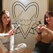 Michelina Bronzin (links) und Nikola Dzurillová haben in Nördlingen ein Kosmetik- und Tattoostudio eröffnet. Für das Foto haben beide die Masken abgenommen.