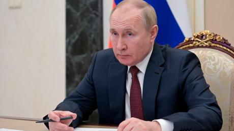 12.01.2022, Russland, Moskau: Wladimir Putin, Präsident von Russland, nimmt im Kreml an einer Videokonferenz des Kabinetts teil. 