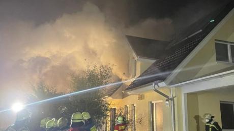 Bei einem Brand in Baindlkirch am späten Donnerstagabend waren rund 150 Feuerwehrleute im Einsatz.