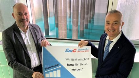 Der Vorstand der Stadtwerke, Lothar Böck (links), und der Verwaltungsratsvorsitzende der SWG, Gerhard Jauernig, präsentieren im Trinkwasserbehälter im Birket ihre Pläne für die Zukunft der Wasserversorgung in Günzburg.