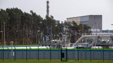 Blick auf Rohrsysteme und Absperrvorrichtungen in der Gasempfangsstation der Ostseepipeline Nord Stream 2 in Lubmin. 