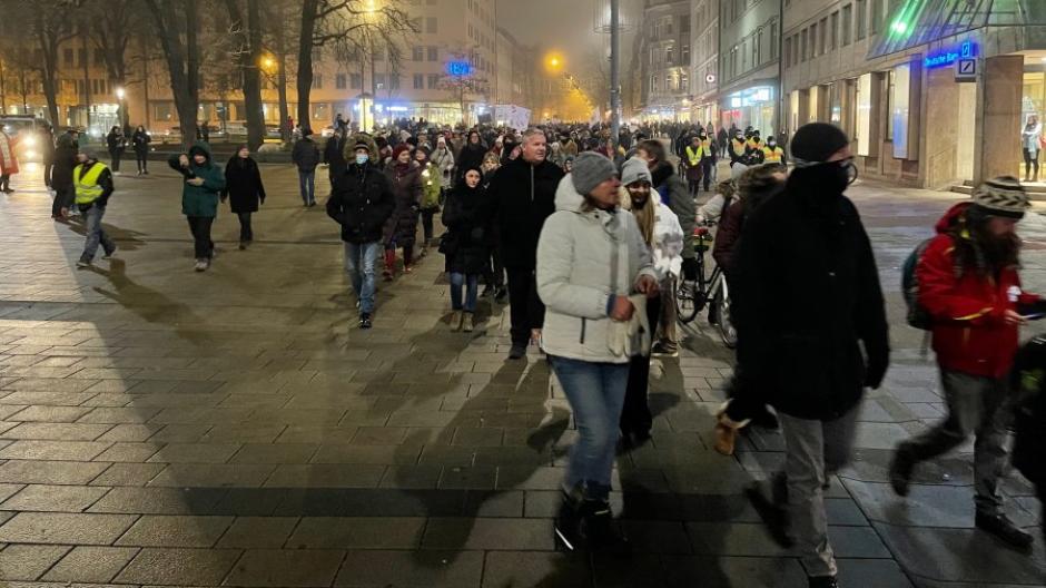 Rund 2800 Menschen sind am Samstagabend durch die Innenstadt gelaufen, um gegen eine mögliche Impfpflicht zu protestieren.