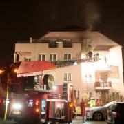 Brand in der Wohnung im St. Helenaweg in Aichach:  Die Polizei sucht nach einem Mann, der zuletzt in der Wohnung war. Ob es sich um Brandstiftung handelt, ist noch offen.