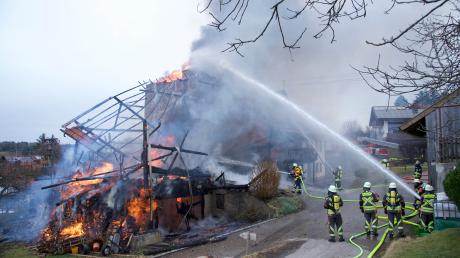 Großbrand in Apfeldorf: Ein landwirtschaftliches Anwesen ist in Brand geraten.
