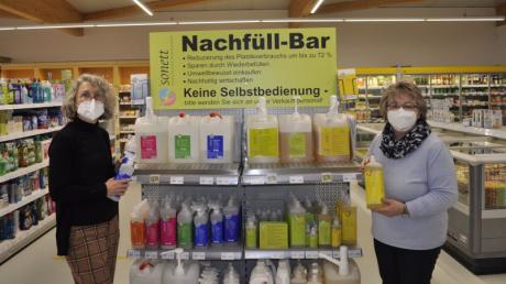 Monika Bräutigam (links) und Manuela Lier verkaufen im Oberndorfer Dorfladen unter anderem Sonett-Produkte.