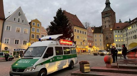 Ein Großaufgebot der Polizei überwacht in Landsberg das Demonstrationsverbot.