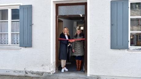 In der Alten Schule in Erpfting eröffneten Oberbürgermeisterin Doris Baumgartl und Seniorenmanagerin Irene Bleicher die barrierefreie Anlauf- und Koordinationsstelle für Seniorinnen und Senioren.  	