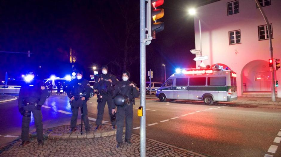 Die Polizei setzt mit vielen Einsatzkräften das Versammlungsverbot gegen die Corona-Spaziergänger in Landsberg durch.