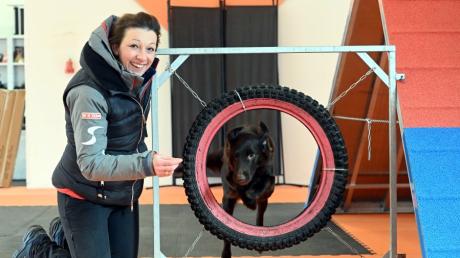 Hundetrainerin Verena Hammerschmidt-Colombo hat in Welden ein neues Hundezentrum eröffnet. Sie sagt: "Nicht jeder Hund passt in jede Familie." 