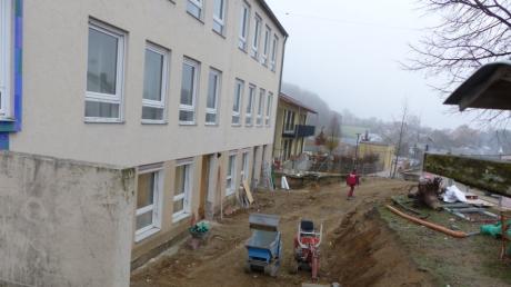 Im Untergeschoss der alten Schule in Obergriesbach soll es ab September 2022 Platz für weitere Kindergartenkinder geben. Doch ob das zeitlich klappt, ist ungewiss. Dieses Bild zeigt den Status quo der Baustelle Ende November 2021.