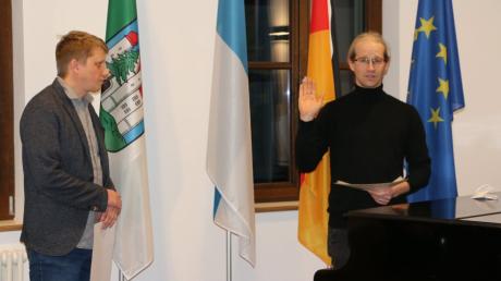Stadtrat Daniel Kohler rechts wurde in der jüngsten Stadtratssitzung in Thannhausen von Bürgermeister Alois Held als Nachfolger des kürzlich verstorbenen Günther Meindl vereidigt.