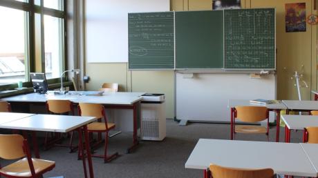 In den meisten Schulen im nördlichen Landkreis Aichach-Friedberg steht inzwischen ein oder zwei mobile Luftfilter im Klassenraum, so auch im Deutschherren Gymnasium in Aichach.