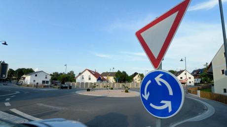 Zu einem Frontalzusammenstoß kam es am Kreisverkehr in Mering. 