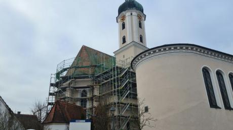 Die Sanierungsarbeiten an der Pöttmeser Kirche haben begonnen. Die Kirche ist zum Teil bereits eingerüstet.