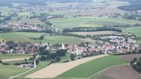 Im Vordergrund dieser Luftbildaufnahme ist der Sielenbacher Ortsteil Tödtenried zu sehen. Das Baugebiet "Katholische Pfarrpfründe" liegt links neben der Kirche. Ganz im Hintergrund erstreckt sich Adelzhausen mit der Autobahn. Dazwischen liegen Irschenhofen (links) und Heretshausen.
