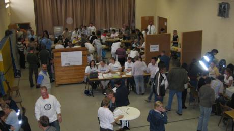 In der Neuburger Mehrzweckhalle herrschte bei der Typisierung vor 15 Jahren reges Treiben. Zahlreiche Helferinnen und Helfer waren im Einsatz.
