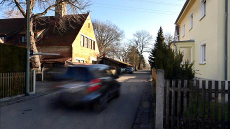 Die Alte Straße in Neusäß ist schmal. Bei noch mehr Anliegern befürchten die Stadträte eine zu hohe Verkehrsbelastung.