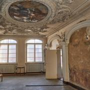 Ein einstmals prachtvolles Rokokozimmer mit Stuck und Fresken an der Decke wartet darauf, wieder zu altem Glanz erweckt zu werden.
