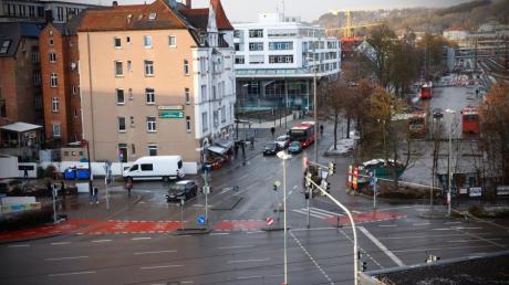 In der Schillerstraße beginnen die Vorarbeiten für den B10-Umbau in Ulm, an der Kreuzung mit der Neuen Straßen (im Bild) wird der Durchgangsverkehr erstmals betroffen sein.